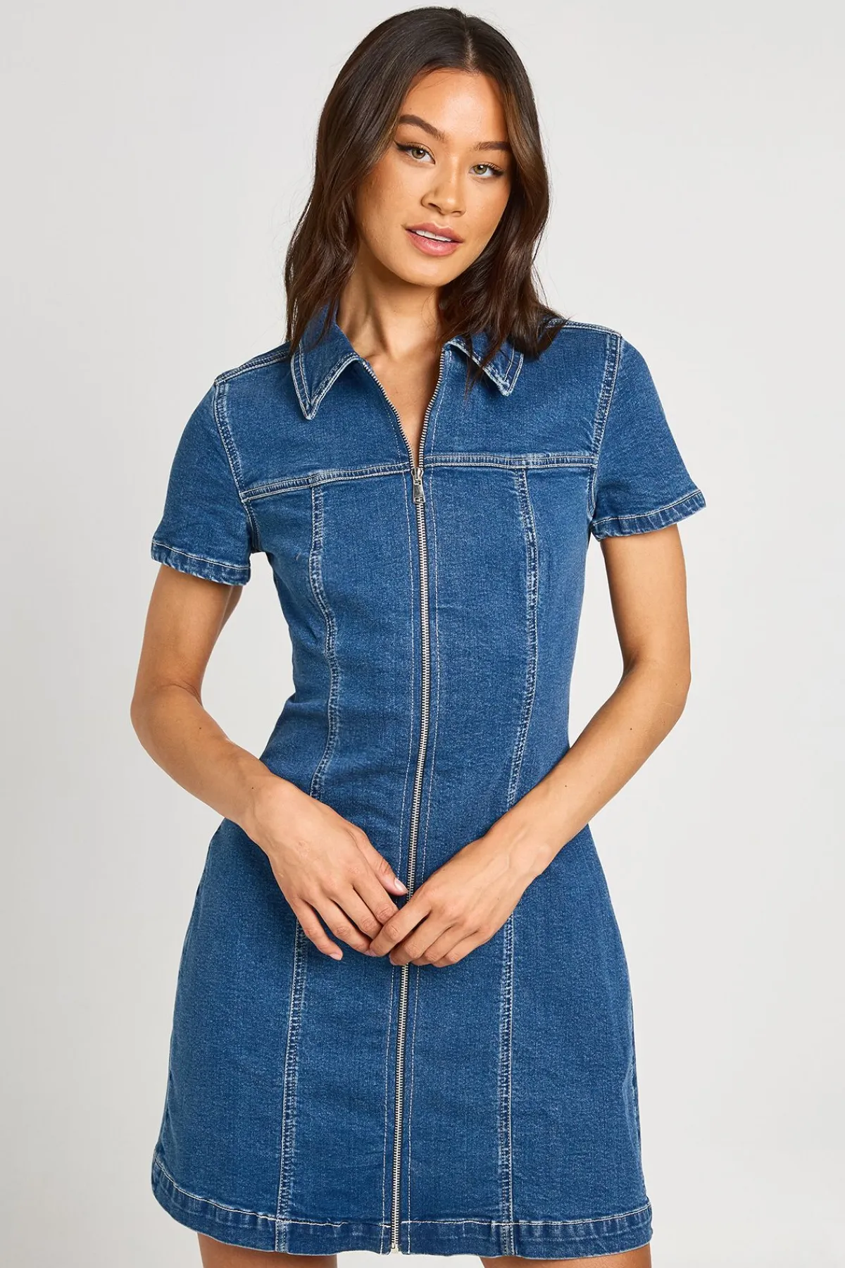 boohoo Robe En Jean Grande Taille À Manches Courtes Et Fermeture Zippée Devant<Femme Denim|Denim