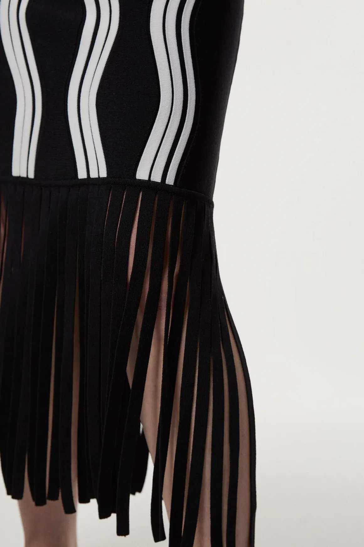 Robe en maille à vagues contrastées avec franges