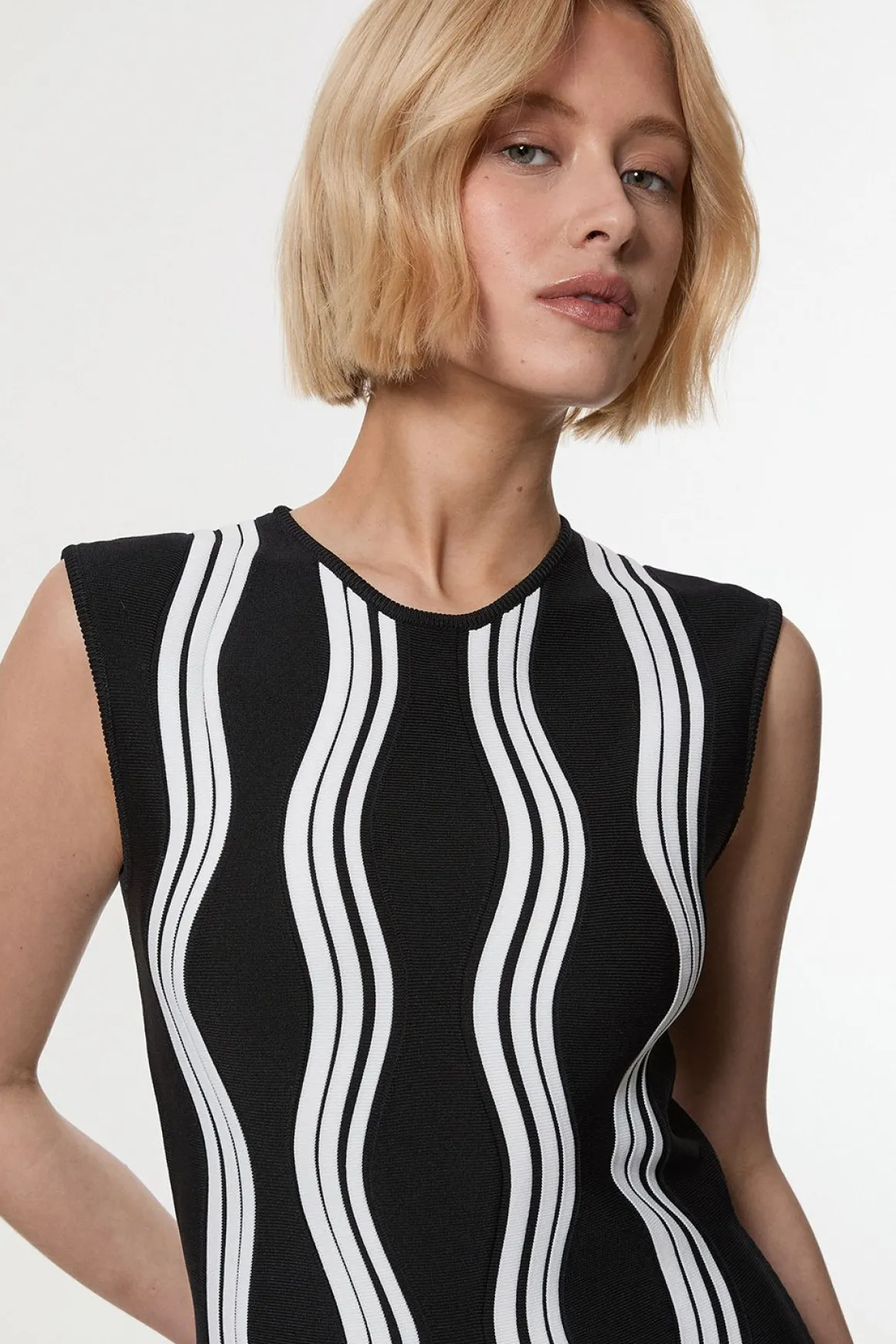 Robe en maille à vagues contrastées avec franges