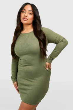 boohoo Robe en rib pour grandes tailles avec dos noué et manches évasées<Femme Robes Moulantes|Robes À Manches Longues