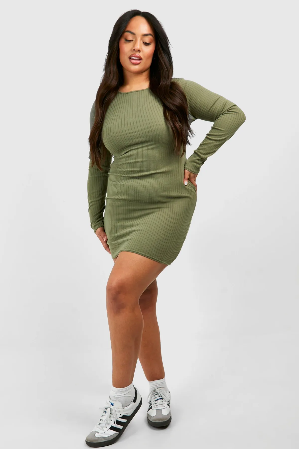 boohoo Robe en rib pour grandes tailles avec dos noué et manches évasées<Femme Robes Moulantes|Robes À Manches Longues