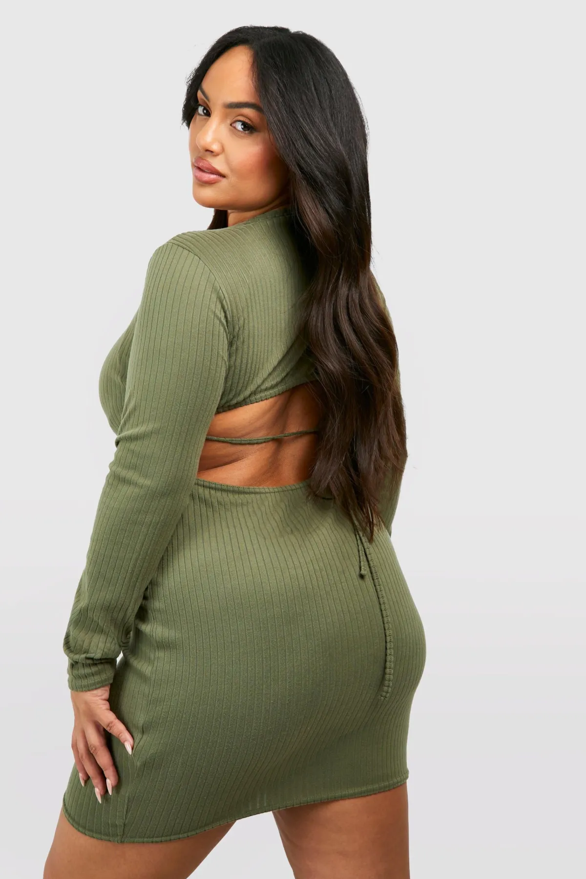 boohoo Robe en rib pour grandes tailles avec dos noué et manches évasées<Femme Robes Moulantes|Robes À Manches Longues