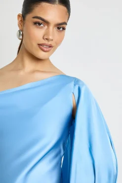 Robe En Satin Asymétrique Avec Manche Cape