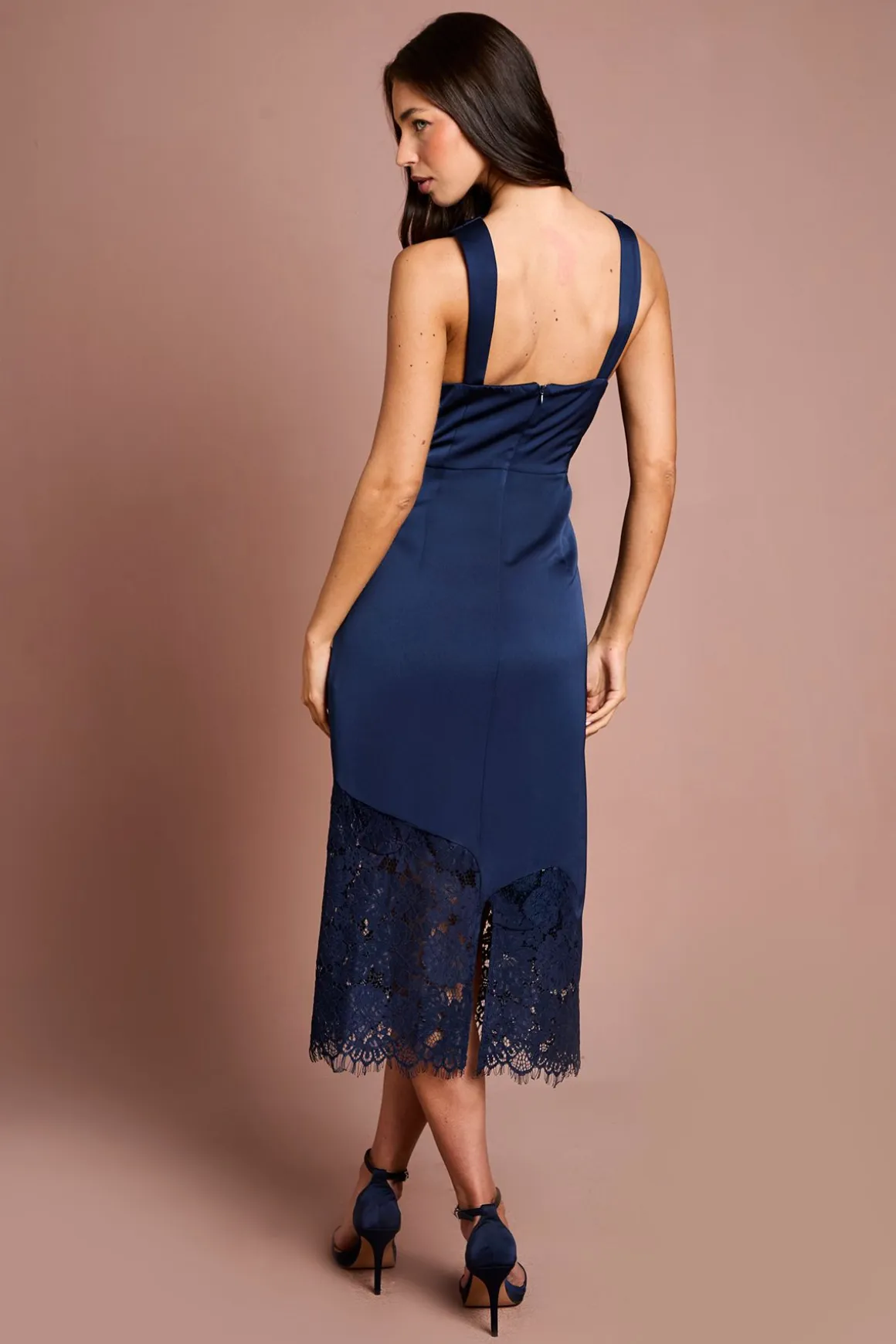 Robe En Satin À Col Licou Croisé Avec Ourlet En Dentelle
