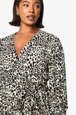 Robe enveloppante à volants style skater à imprimé léopard pour tailles plus