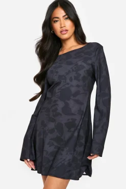 Robe fleurie à dos bas et manches évasées