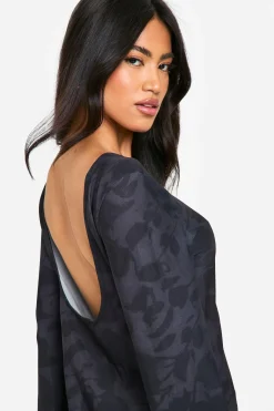 Robe fleurie à dos bas et manches évasées