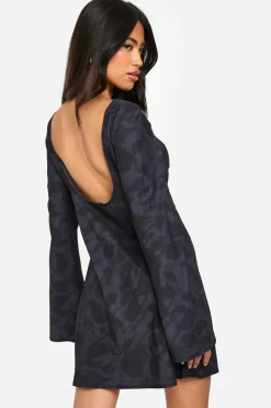 Robe fleurie à dos bas et manches évasées