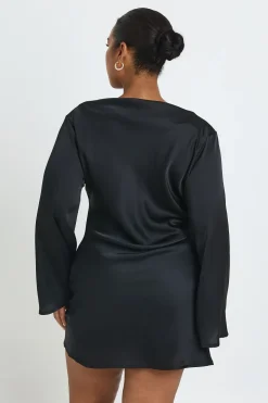 boohoo Robe Fourreau Froncée Grande Taille En Satin À Encolure Asymétrique<Femme Satin Et Dentelle|Robes À Manches Longues