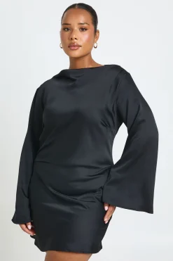 boohoo Robe Fourreau Froncée Grande Taille En Satin À Encolure Asymétrique<Femme Satin Et Dentelle|Robes À Manches Longues