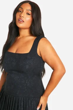 boohoo Robe grande taille en satin froncé avec ourlet à volants<Femme Satin Et Dentelle|Robes Patineuses