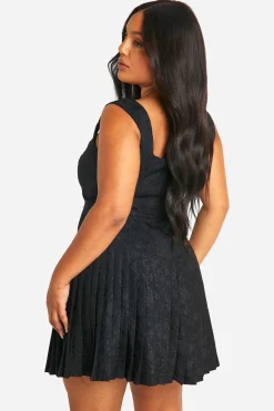 boohoo Robe grande taille en satin froncé avec ourlet à volants<Femme Satin Et Dentelle|Robes Patineuses