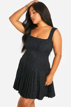 boohoo Robe grande taille en satin froncé avec ourlet à volants<Femme Satin Et Dentelle|Robes Patineuses