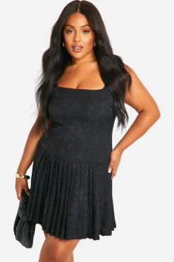 boohoo Robe grande taille en satin froncé avec ourlet à volants<Femme Satin Et Dentelle|Robes Patineuses