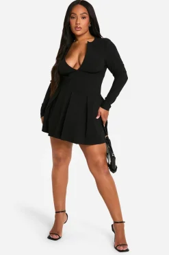 Robe grande taille à manches longues avec détails corset, décolleté plongeant et ourlet plissé