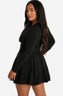 Robe grande taille à manches longues avec détails corset, décolleté plongeant et ourlet plissé