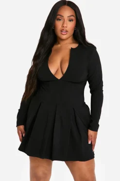 Robe grande taille à manches longues avec détails corset, décolleté plongeant et ourlet plissé