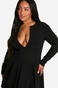 Robe grande taille à manches longues avec détails corset, décolleté plongeant et ourlet plissé