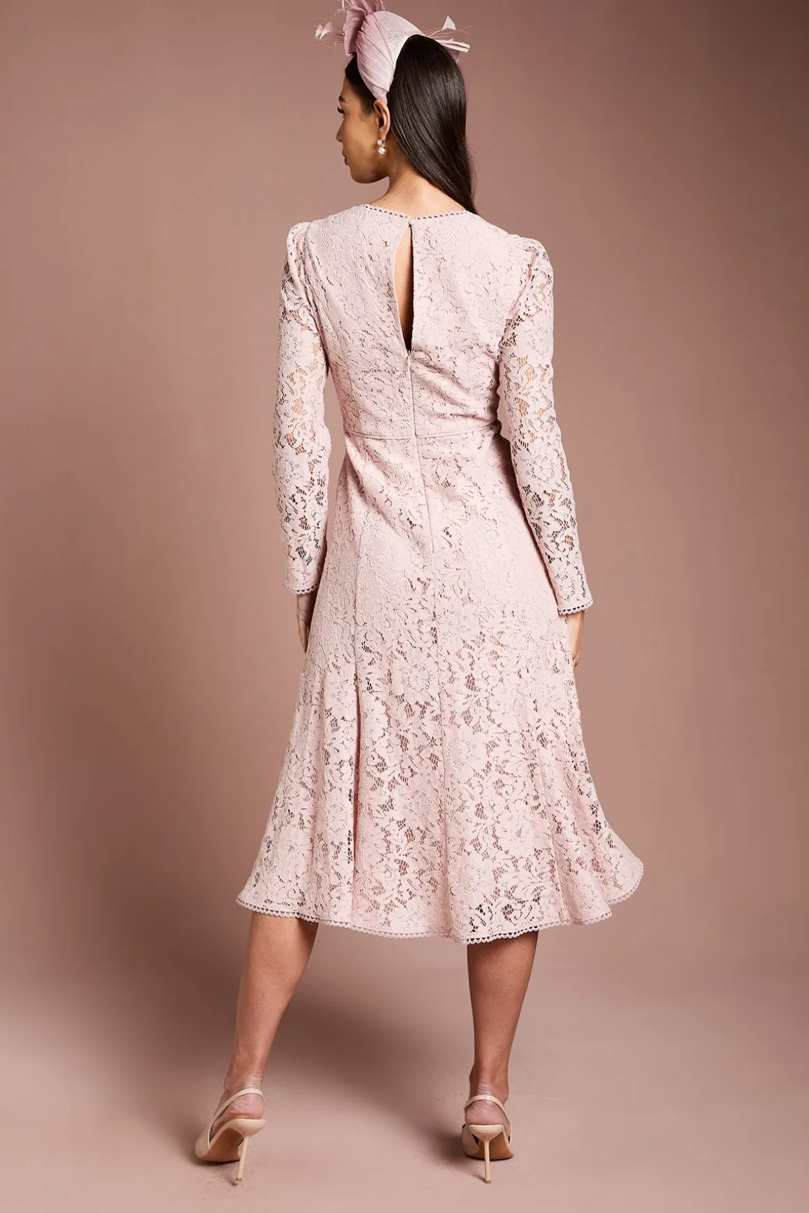 Robe Lisa Tan en Dentelle à Jupe Évasée avec Godets en Georgette