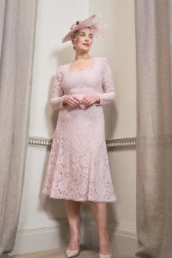 Robe Lisa Tan en Dentelle à Jupe Évasée avec Godets en Georgette