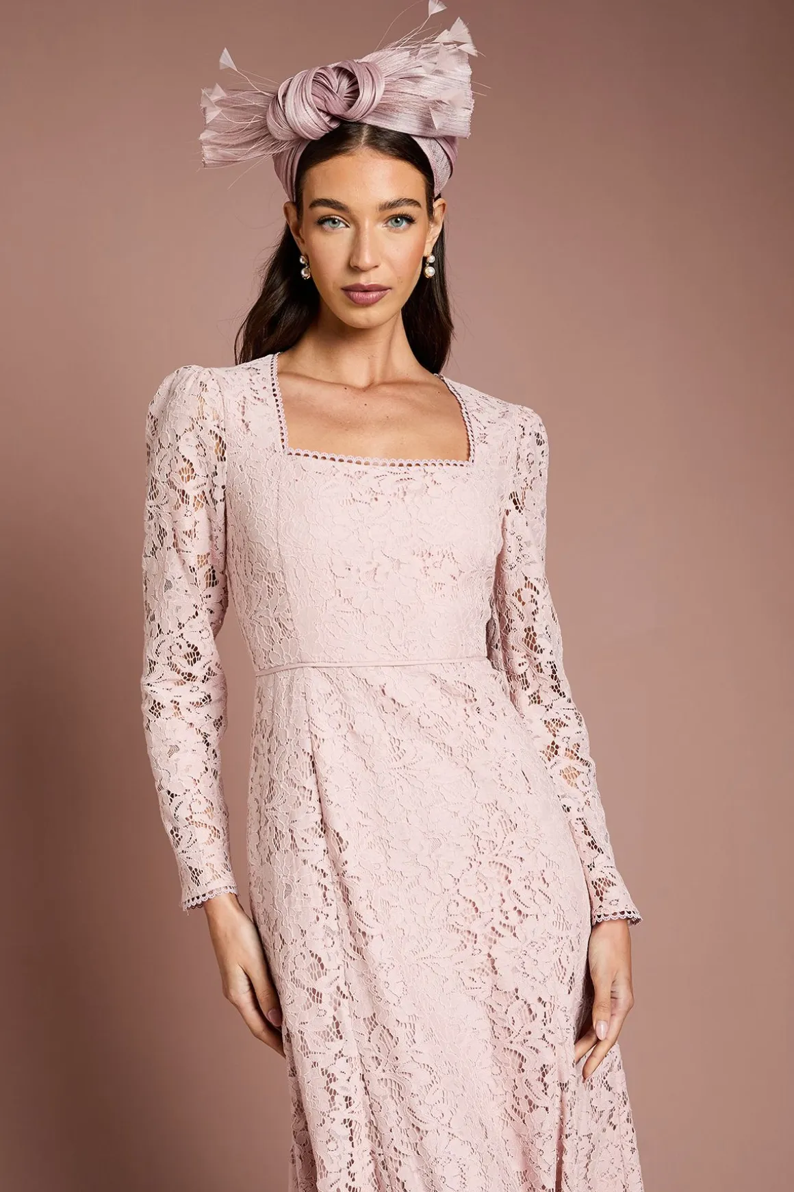 Robe Lisa Tan en Dentelle à Jupe Évasée avec Godets en Georgette