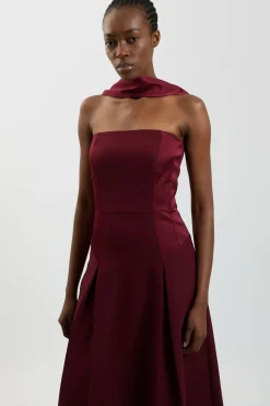 Robe Longue Bardot Ajustée En Crêpe Dos Satiné