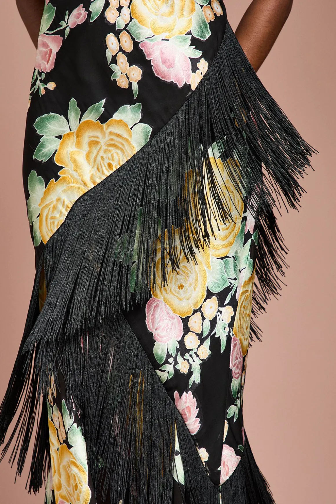 Robe Longue à Bretelles en Satin Jacquard avec Détails de Franges