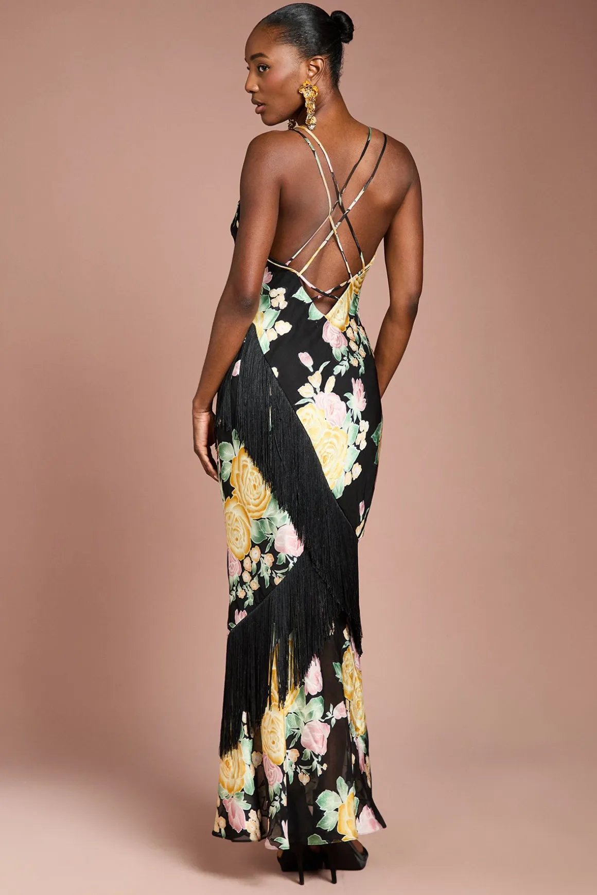 Robe Longue à Bretelles en Satin Jacquard avec Détails de Franges