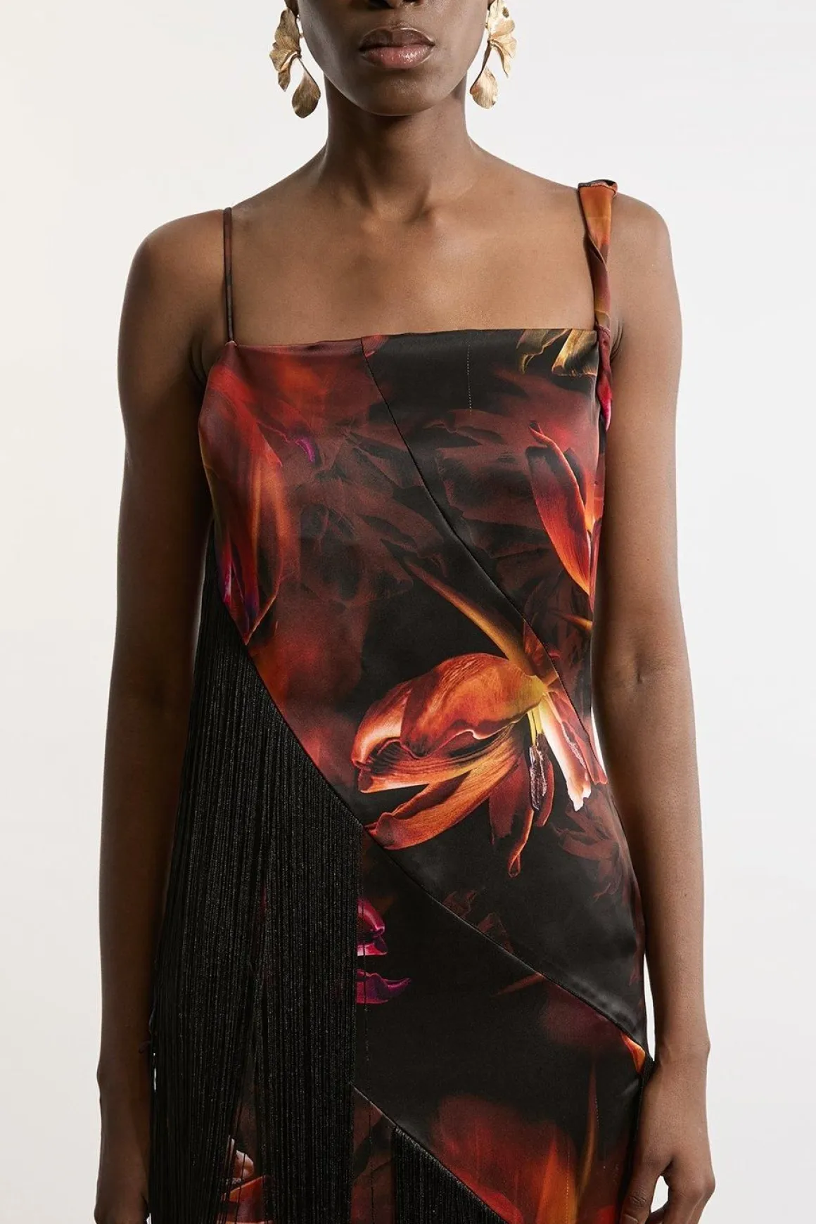 Robe Longue À Bretelles En Satin Lourd Tissé À Imprimé Floral Avec Panneaux À Franges