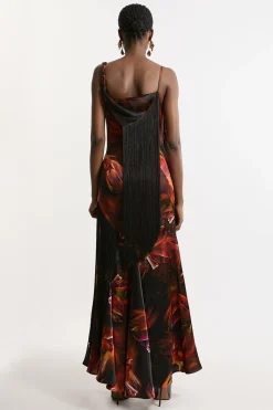 Robe Longue À Bretelles En Satin Lourd Tissé À Imprimé Floral Avec Panneaux À Franges