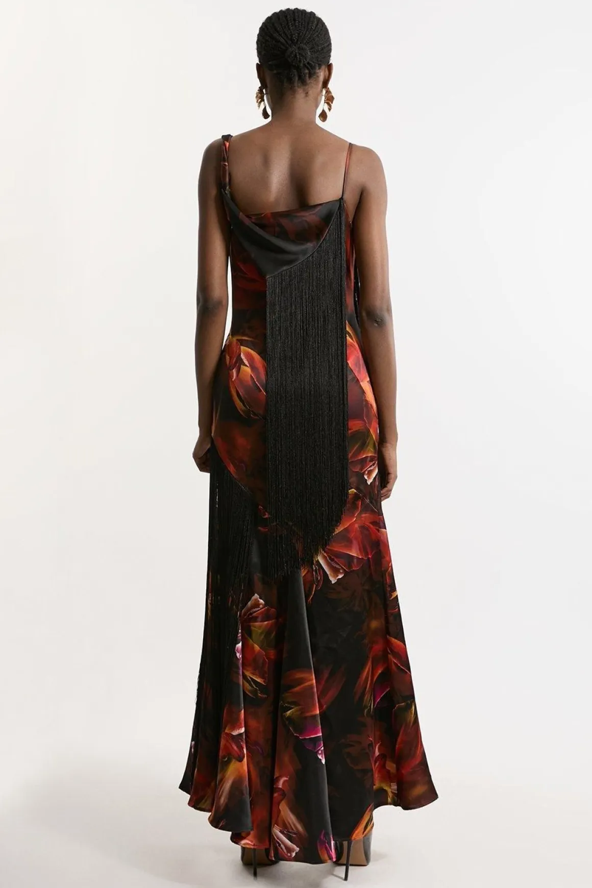 Robe Longue À Bretelles En Satin Lourd Tissé À Imprimé Floral Avec Panneaux À Franges