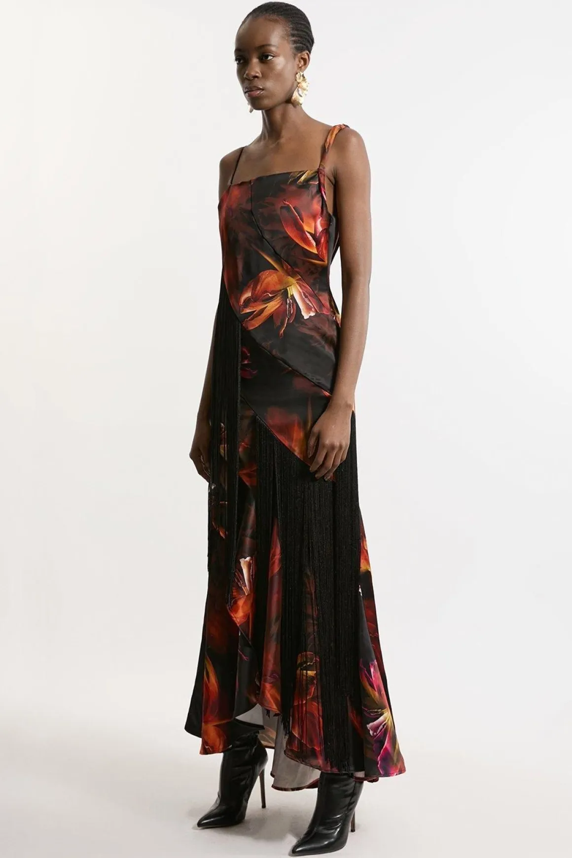 Robe Longue À Bretelles En Satin Lourd Tissé À Imprimé Floral Avec Panneaux À Franges