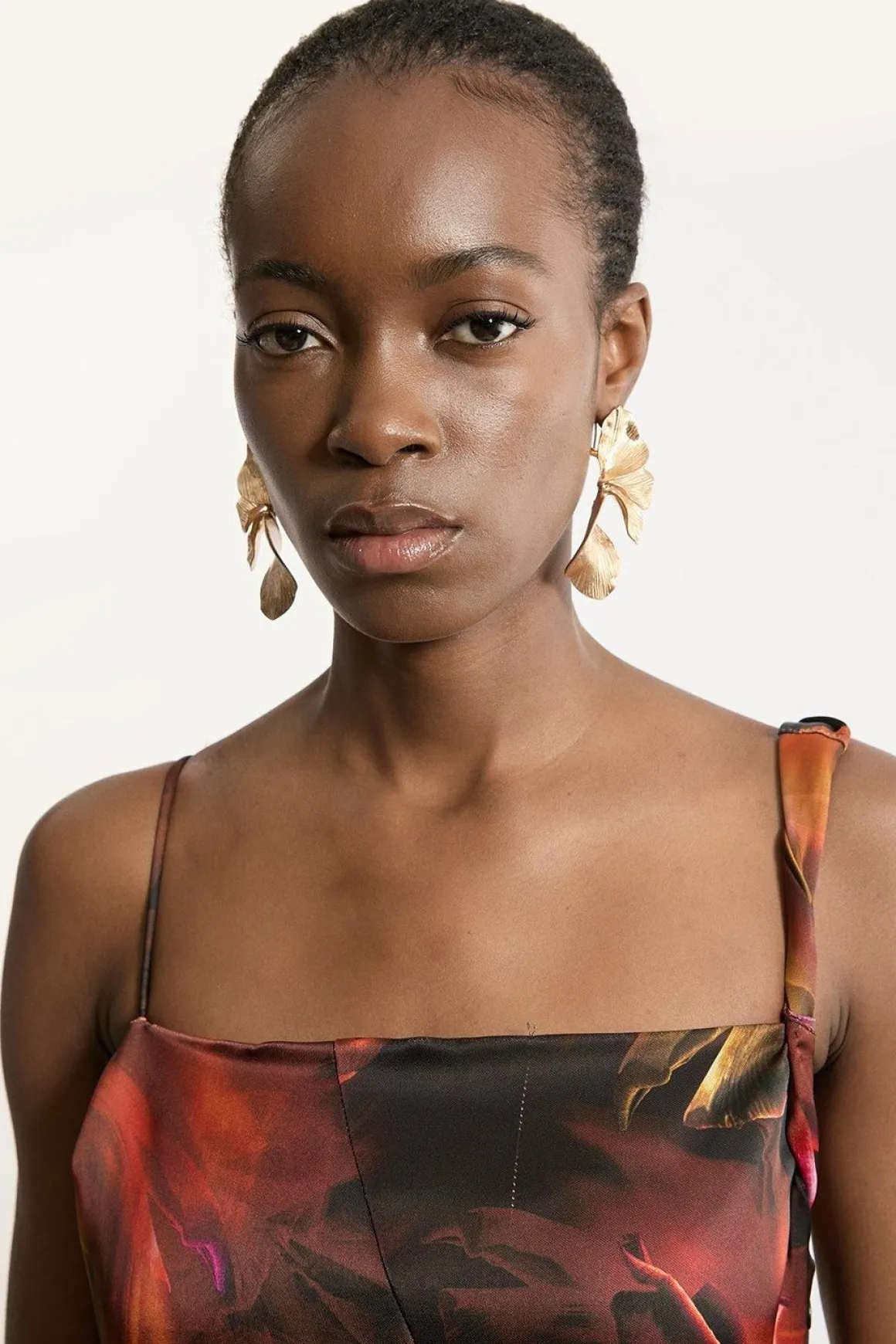 Robe Longue À Bretelles En Satin Lourd Tissé À Imprimé Floral Avec Panneaux À Franges