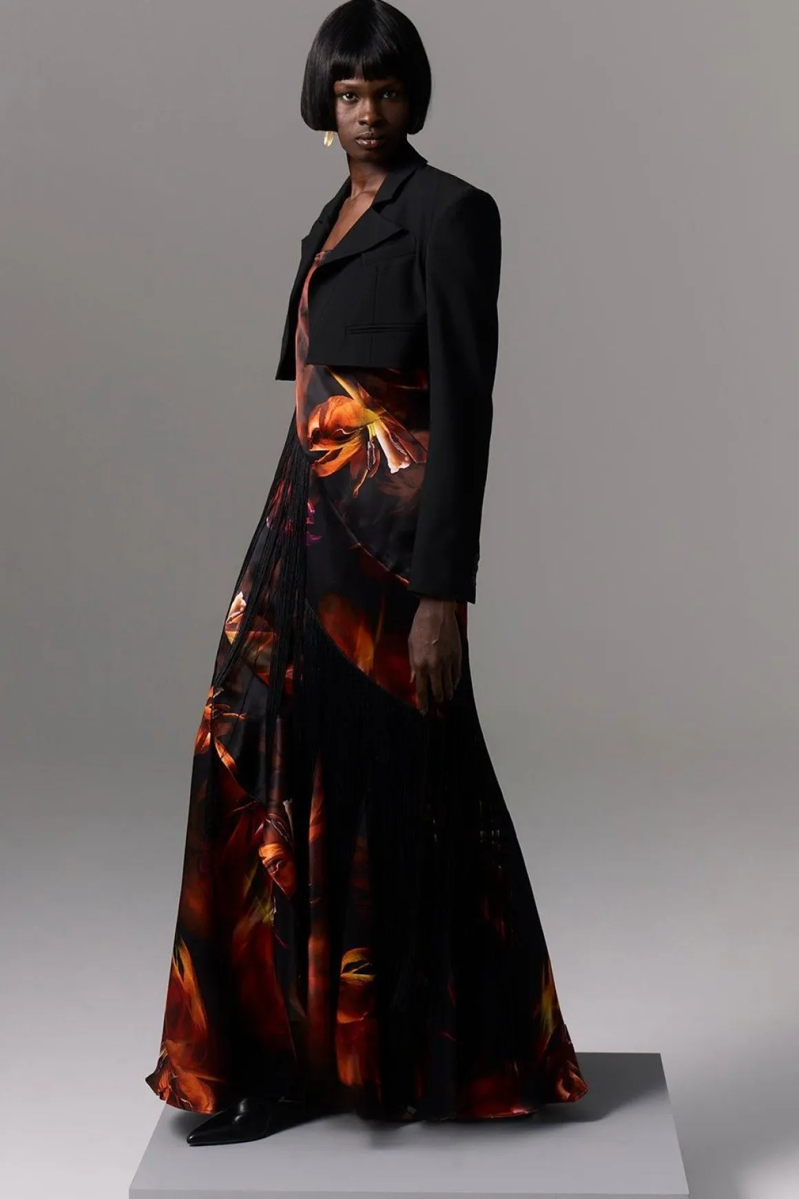 Robe Longue À Bretelles En Satin Lourd Tissé À Imprimé Floral Avec Panneaux À Franges