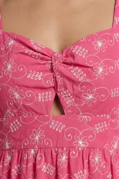 Robe Longue Brodée À Détail Torsadé Devant Et Volants Étagés Petite