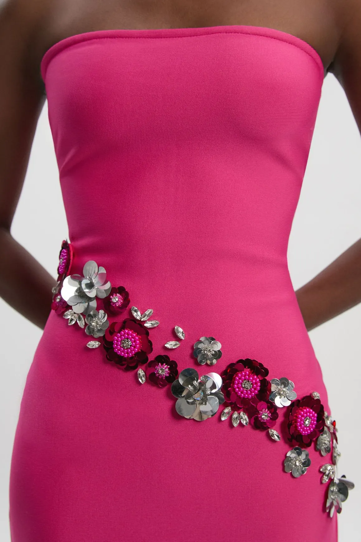Robe Longue Bustier à Forme Ajustée et Ornements
