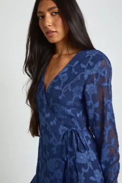 boohoo Robe Longue Cache-cœur À Volants Et Motif Floral Dévoré Pour Grandes Tailles<Femme Robes À Manches Longues|Robes