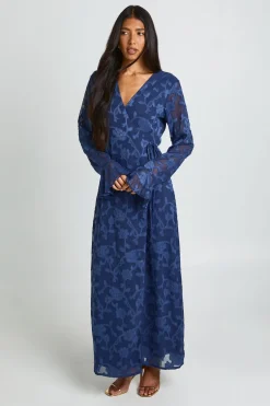 boohoo Robe Longue Cache-cœur À Volants Et Motif Floral Dévoré Pour Grandes Tailles<Femme Robes À Manches Longues|Robes