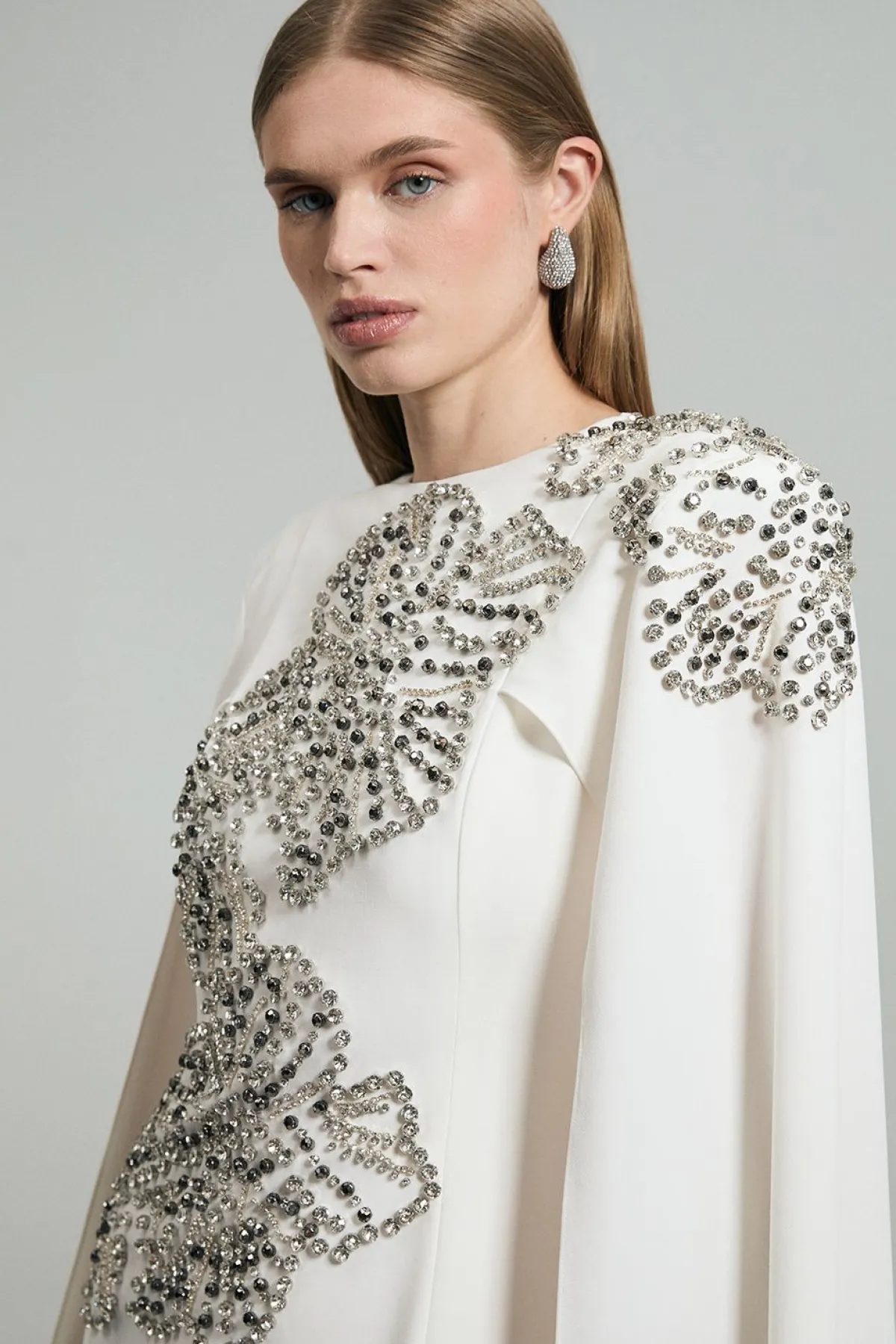 KarenMillen Robe longue à cape dramatique sur-mesure ornée de cristaux floraux placés<Femme Tailleurs|Toutes Les Robes