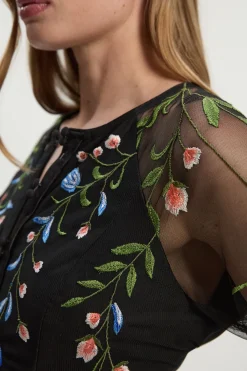 Robe Longue Ceinturée en Maille Tissée avec Broderies Florales Placées
