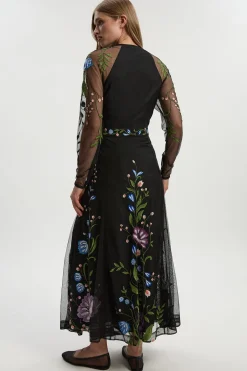 Robe Longue Ceinturée en Maille Tissée avec Broderies Florales Placées