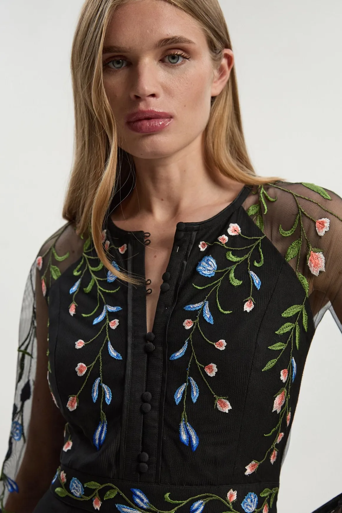 Robe Longue Ceinturée en Maille Tissée avec Broderies Florales Placées