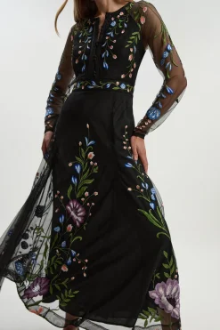 Robe Longue Ceinturée en Maille Tissée avec Broderies Florales Placées