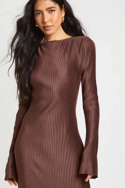 boohoo Robe Longue Colonne à Manches Évasées en Plissé Tall<Femme Looks Chocolat|Robes À Manches Longues