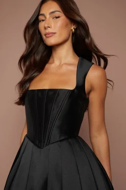 Robe Longue À Corsage Corseté Et Jupe Ample