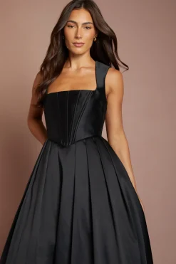 Robe Longue À Corsage Corseté Et Jupe Ample