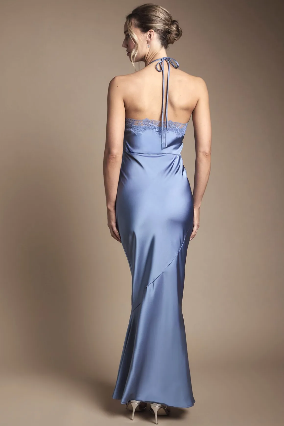 Robe Longue de Demoiselle d'Honneur en Satin avec Col Licou et Finitions en Dentelle