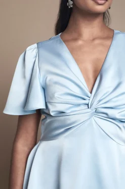 Robe Longue De Demoiselle D'honneur En Satin À Étages Avec Devant Torsadé