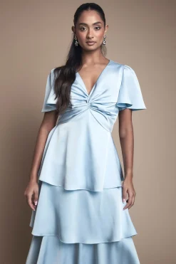 Robe Longue De Demoiselle D'honneur En Satin À Étages Avec Devant Torsadé
