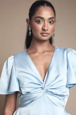 Robe Longue De Demoiselle D'honneur En Satin À Étages Avec Devant Torsadé